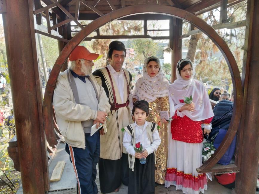 گزارش تصویری از دریافت گل رهایی در پارک طالقانی