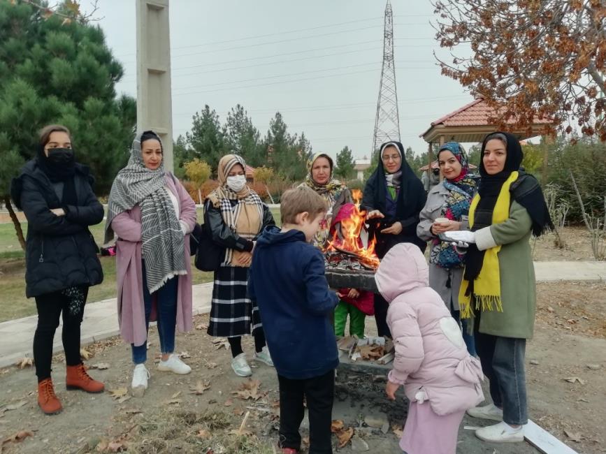 حضور همسفران در بوستان حافظ در یک روز سرد پاییزی