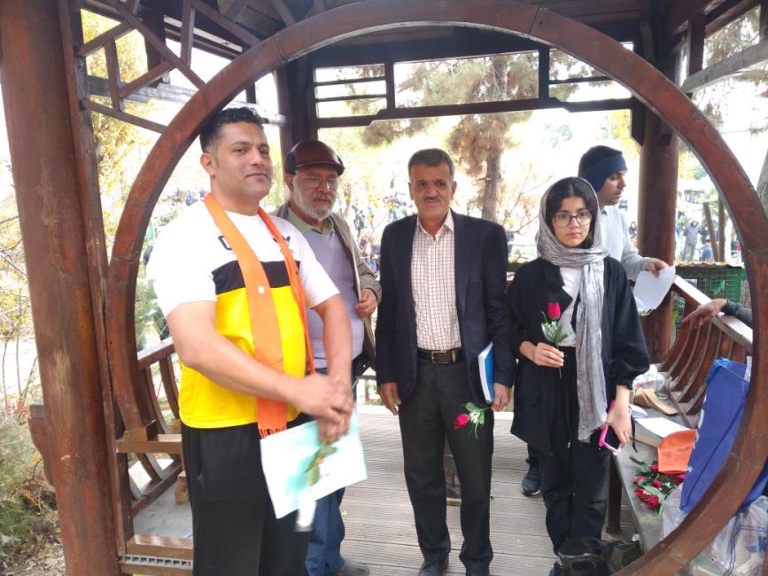 گزارش تصویری از دریافت گل رهایی (پارک طالقانی تهران)