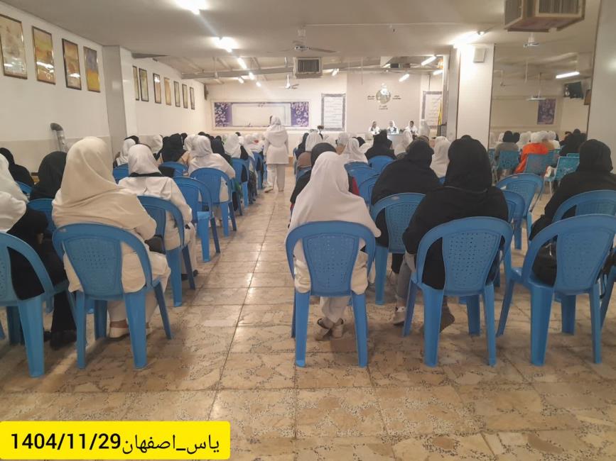 راهنما با عشق و دانش، چراغ راه می‌شود؛ چرا که می‌داند تاریکی چیست و رنج را لمس کرده است.(نمایندگی یاس اصفهان)